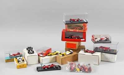 de nombreux types de voitures-jouets dans une vitrine