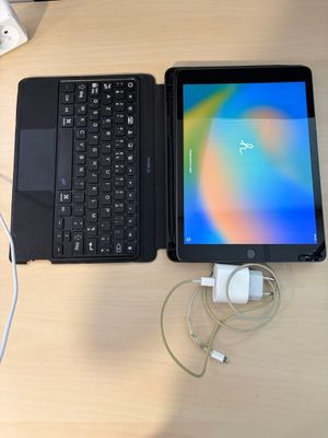un ordinateur portable et une tablette posés l'un à côté de l'autre sur un bureau
