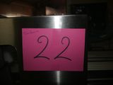 un autocollant rose sur lequel figure le chiffre 22