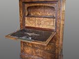 un bureau en bois avec un plateau en marbre et des tiroirs