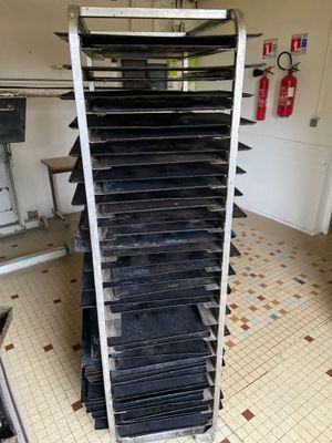 Fournil : 68 plaques noires tôlées Vente à l'Hôtel des vente…