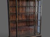 une vitrine ancienne avec des portes vitrées et un plateau en bois