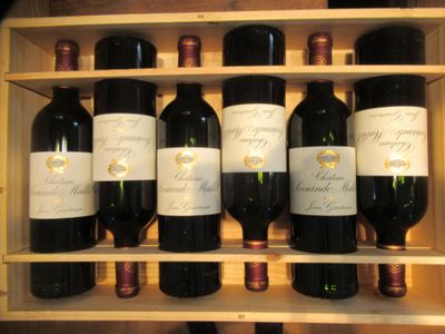 de nombreuses bouteilles de vin posées sur une étagère en bois