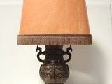 une lampe posée sur une table et munie d'un abat-jour
