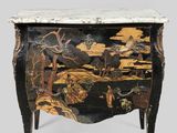une commode noire et dorée avec un plateau en marbre