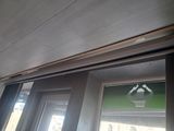 une photo d'une photo d'une fenêtre dans une maison