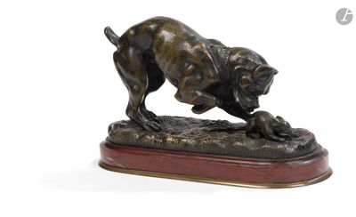 une image représentant une statue en bronze d'un chien posée sur un socle en bois