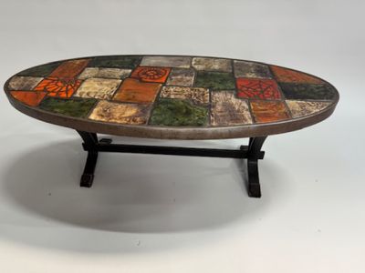 une photo d'une table basse composée de carreaux assemblés en patchwork