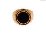 une image d'une bague en or avec une pierre noire au centre