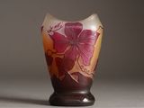 un vase orné d'une fleur, posé sur une table