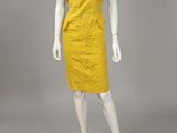 une robe jaune sur un mannequin, un mannequin, un mannequin, un mannequin, un mannequin, un mannequin, un mannequin, un mannequin, un mannequin