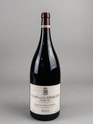 la bouteille de vin rouge est posée sur la table