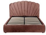 Le cadre de lit est en velours et présente un motif festonné.