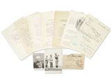 quelques vieilles lettres et des photos de personnes sur un fond blanc