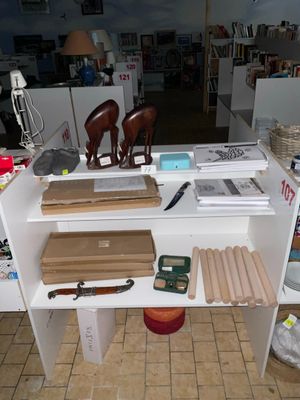 une table sur laquelle sont posés différents objets