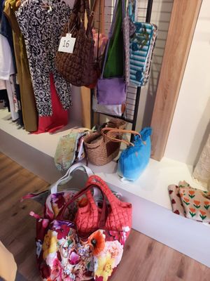 une vitrine présentant des sacs à main et des porte-monnaie dans un magasin