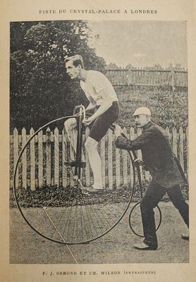 une vieille photo d'un homme sur un vélo à grande roue