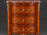 une commode ancienne avec dessus en marbre
