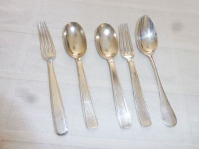 cinq cuillères en argent et deux cuillères en argent sur une table