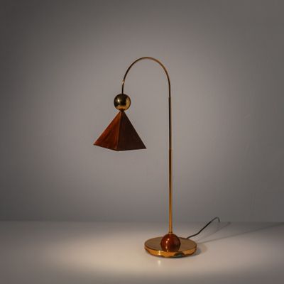l'image d'une lampe posée sur une table