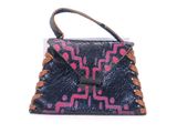 sac à main en cuir avec un motif rose et noir sur le devant
