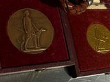 une petite boîte sur laquelle sont représentés une médaille et un gant de baseball