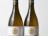 deux bouteilles de vin blanc posées sur une table en bois