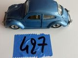 une petite voiture bleue posée sur une feuille de papier bleue