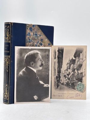une vieille photo d'un homme en costume-cravate à côté d'un livre