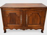 une vieille armoire en bois à deux portes et un tiroir