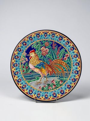 un gros plan sur une assiette colorée ornée d'un coq