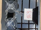 un morceau de verre posé sur la table, avec un mot accroché dessus