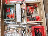 une boîte remplie d'outils posés sur le sol