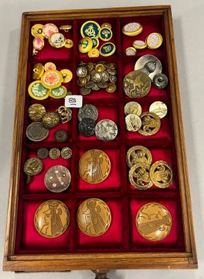 une vitrine en bois contenant de nombreux boutons