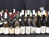Des bouteilles de vin sont alignées sur une table dans un magasin