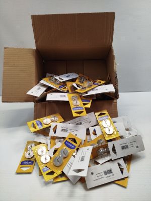 une boîte en carton remplie d'une multitude de boutons de toutes sortes