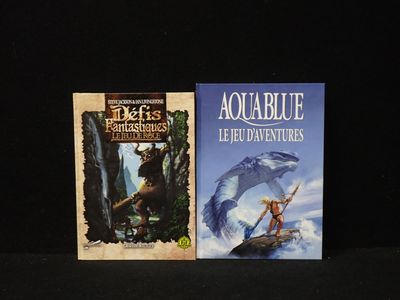 deux livres posés sur une table noire