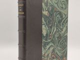 un livre avec une couverture verte et une couverture marron