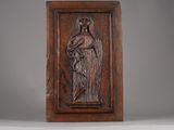 plaque en bois sculptée représentant une femme tenant un enfant dans ses bras