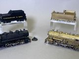 trois types différents de petits trains sur une table