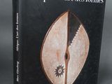 la couverture d'un livre sur laquelle figure l'image d'un objet en bois