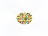 gros plan d'une bague en or avec des pierres multicolores