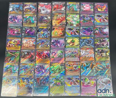 gros plan d'un paquet de cartes pokemon sur une table