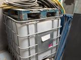 un grand nombre d'outils posés sur le sol