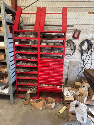 tout un tas d'outils qui se trouvent sur les étagères du garage