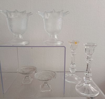 trois vases en verre posés sur une étagère dans une pièce