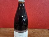 une bouteille de vin posée sur une table