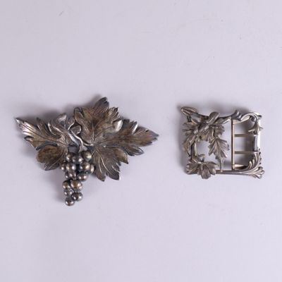 deux broches en argent ornées de grappes de raisin et de feuilles