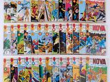 une pile de bandes dessinées posée sur une table