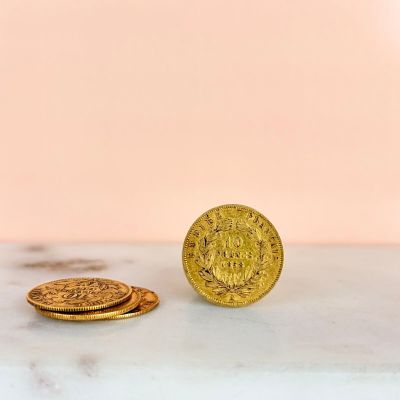 deux pièces d'or posées l'une à côté de l'autre sur une table